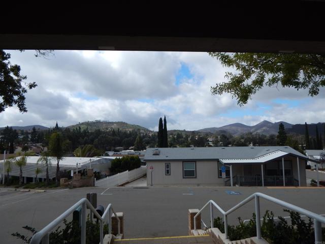 1750 W Citracado Parkway, Escondido CA: https://media.crmls.org/mediaz/14e0edde-6a75-4a49-8624-8876021770ef.jpg