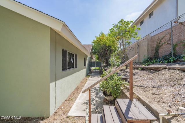 2085 Rayshire Street, Thousand Oaks CA: https://media.crmls.org/mediaz/14e115f9-b087-4c99-8795-64dce4d0323e.jpg