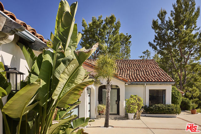2266 Cold Canyon Road, Calabasas CA: https://media.crmls.org/mediaz/14e13634-7e50-4ef5-be53-bc1cb9c87929.jpg