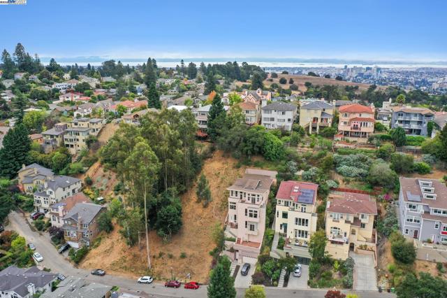 209 Sheridan Rd, Oakland CA: https://media.crmls.org/mediaz/14e1a633-fbea-4999-a60e-19f643e53373.jpg