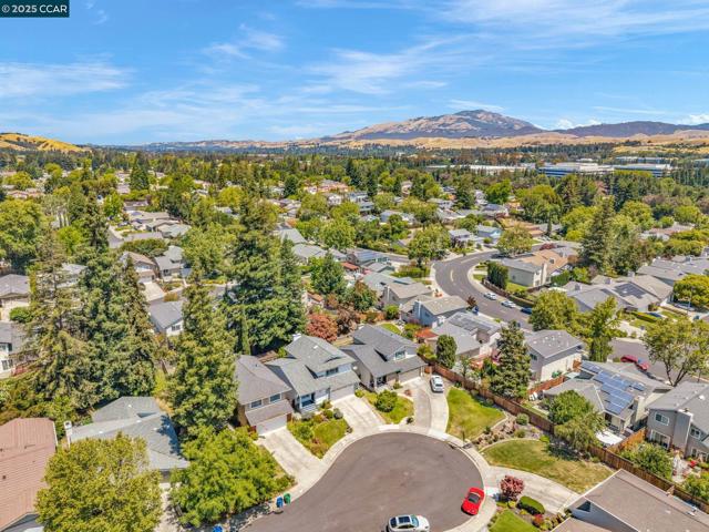 102 Monasterio Ct, San Ramon CA: https://media.crmls.org/mediaz/14e1e418-0250-4b8f-b3dd-3dfd5c6585f1.jpg