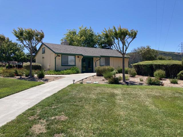 334 Paseo Gularte, San Juan Bautista CA: https://media.crmls.org/mediaz/14e2af46-3718-42b1-b3b7-cf17440f7416.jpg