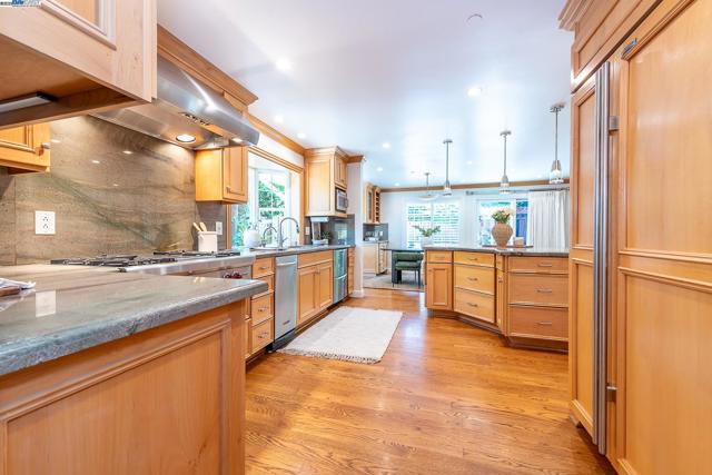 32760 Orick St, Union City CA: https://media.crmls.org/mediaz/14e36b18-6206-48e3-81ca-e9340bd8f51b.jpg