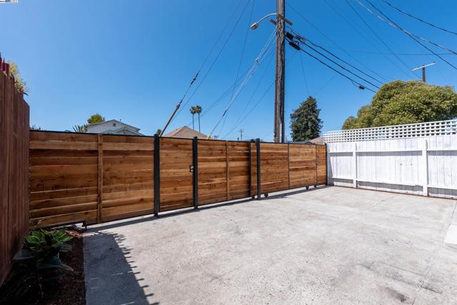 1276 64Th Ave, Oakland CA: https://media.crmls.org/mediaz/14e3938b-2707-4620-8f95-ec6fa4870011.jpg