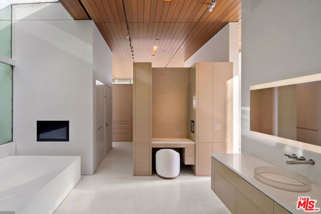 1430 Sunset Plaza Drive, Los Angeles CA: https://media.crmls.org/mediaz/14e46455-76f9-4448-b2fe-dcddaef0be09.jpg