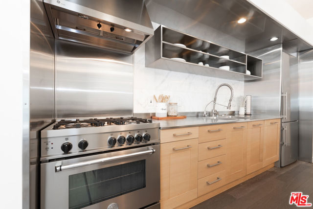 4080 Glencoe Avenue, Marina del Rey CA: https://media.crmls.org/mediaz/14e48a06-f79c-463f-9cf8-7ae4265eadec.jpg