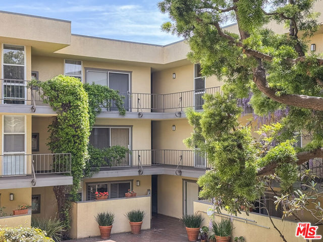 2311 4th Street, Santa Monica CA: https://media.crmls.org/mediaz/14e6bbdc-caf5-453f-9cce-b685963de062.jpg