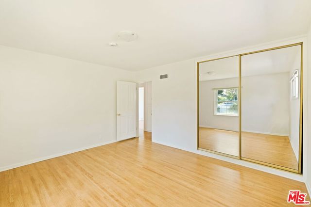 315 26th Street, Santa Monica CA: https://media.crmls.org/mediaz/14e6f8b2-59fe-4eaa-9bce-437d120c76c2.jpg