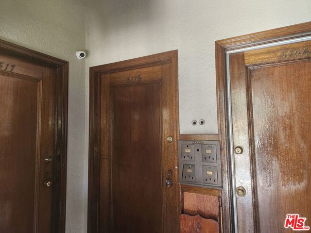 517 N Serrano Avenue, Los Angeles CA: https://media.crmls.org/mediaz/14e7c193-fd34-4ae5-9a79-5cfa32573af8.jpg