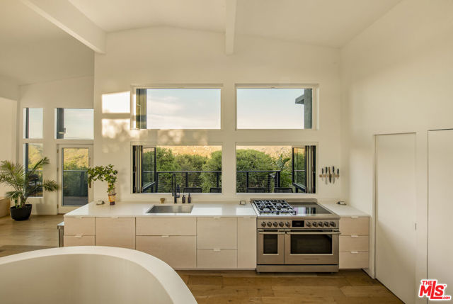 21960 Cereza Way, Topanga CA: https://media.crmls.org/mediaz/14e8634f-617d-493c-b19f-02a5c86f0103.jpg