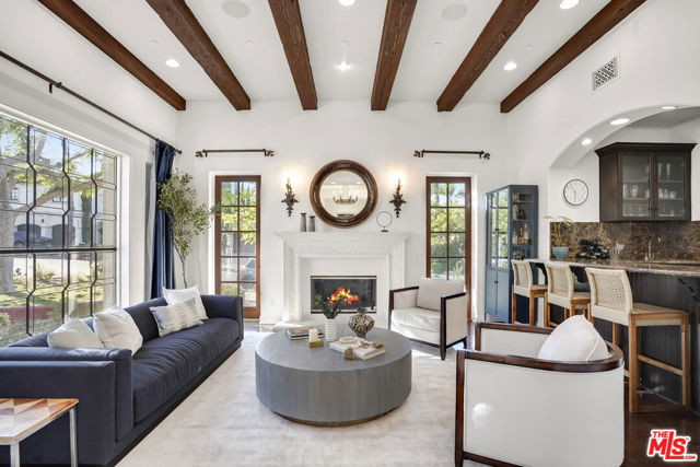 18414 Corazon Circle, Tarzana CA: https://media.crmls.org/mediaz/14e8b3e9-54c4-40b3-9f4b-349355d8eab2.jpg