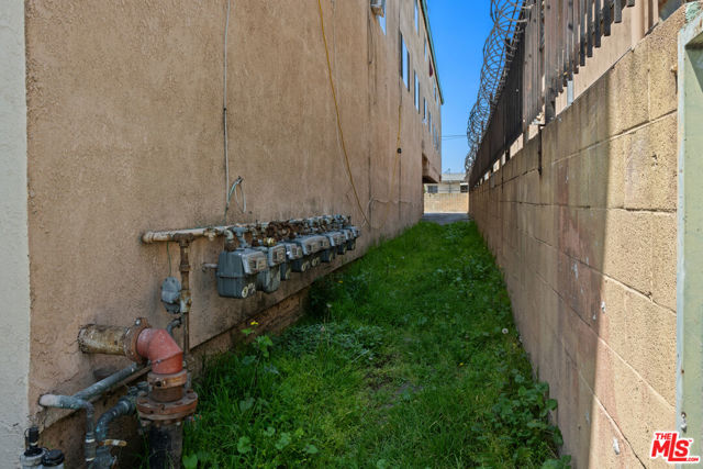 8307 S Figueroa Street, Los Angeles CA: https://media.crmls.org/mediaz/14ea27a6-c21f-453f-ba08-3f2b3b0e37a1.jpg