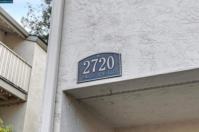 2720 Oak Rd, Walnut Creek CA: https://media.crmls.org/mediaz/14eb0c24-1a2e-4034-95b3-16efa630ad3b.jpg