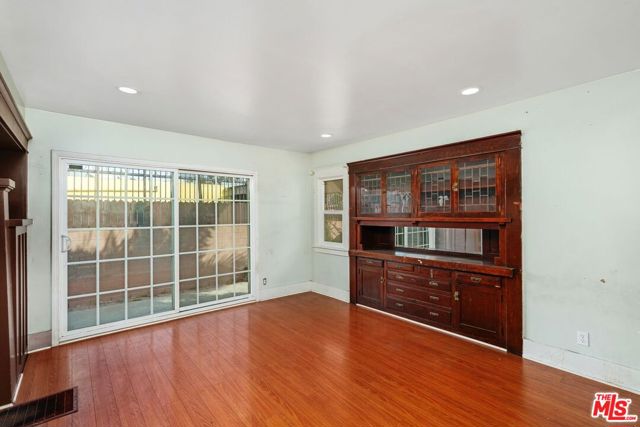 4812 Arlington Avenue, Los Angeles CA: https://media.crmls.org/mediaz/14ecf825-5ffc-4a6b-8622-eebc1dc56435.jpg