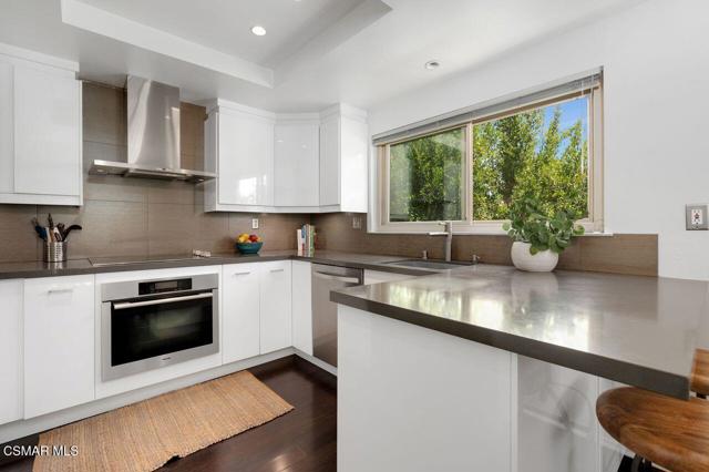 202 Estrellita Lane, Oak Park CA: https://media.crmls.org/mediaz/14ed55e0-e4dd-460e-96e2-6413f0b28e8f.jpg