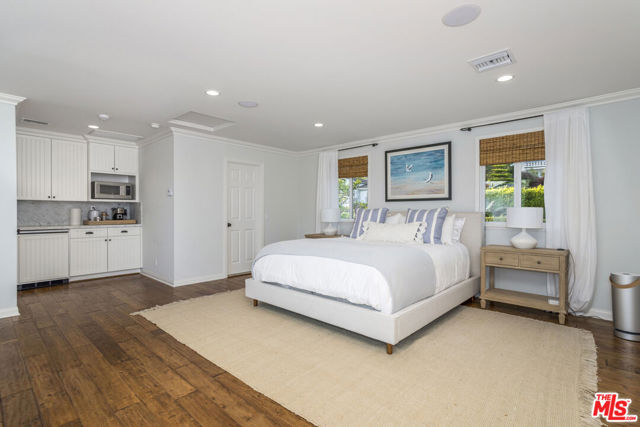 31658 Broad Beach Road, Malibu CA: https://media.crmls.org/mediaz/14ed5c98-16d8-47f1-9bfd-46f6d088050b.jpg