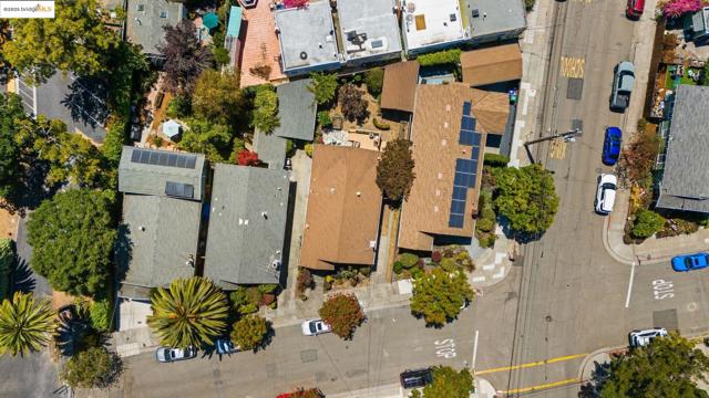 393 43Rd St, Oakland CA: https://media.crmls.org/mediaz/14eda81c-1fea-4192-9a49-22fc9b23d5a2.jpg