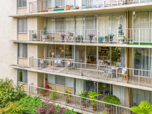 400 Davey Glen Road, Belmont CA: https://media.crmls.org/mediaz/14edd625-2c1a-4098-b57d-3dda208b2c8b.jpg