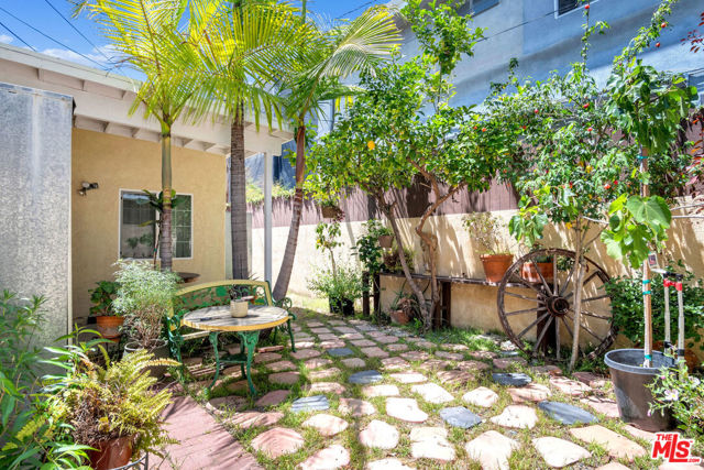 7275 Fountain Avenue, Los Angeles CA: https://media.crmls.org/mediaz/14ef1371-e1c6-45b1-8685-56f5b5041e3c.jpg