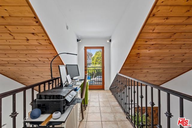 666 Marr Street, Venice CA: https://media.crmls.org/mediaz/14ef83a3-de52-4d20-8af1-b18a89b71d48.jpg
