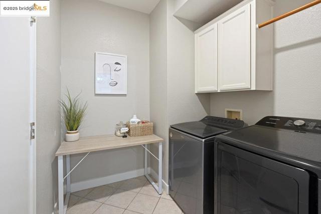 1030 Orchid Dr, Brentwood CA: https://media.crmls.org/mediaz/14f190c4-98ed-45de-b2e7-3e4d2b7ff64c.jpg