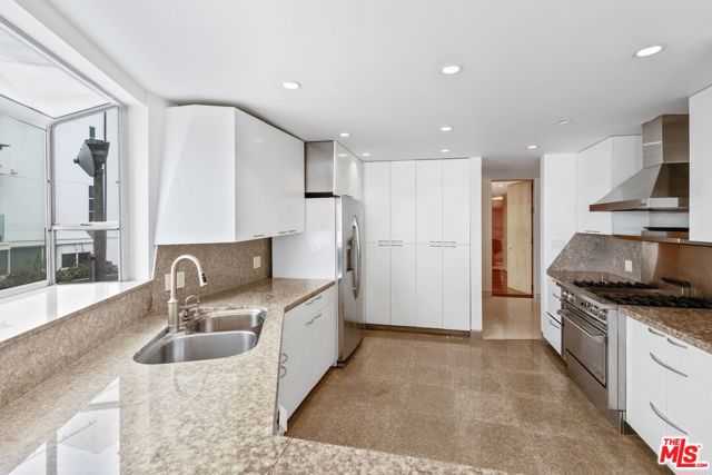 6 Eastwind Street, Marina del Rey CA: https://media.crmls.org/mediaz/14f1d725-58be-4956-8068-2a1a5ba8ab10.jpg