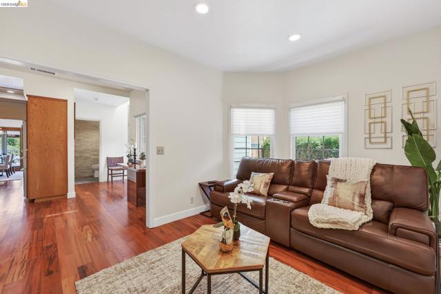 4963 Stoneridge Ct, Oakland CA: https://media.crmls.org/mediaz/14f240f2-bfe2-43e5-884a-b9d7c329f3a2.jpg