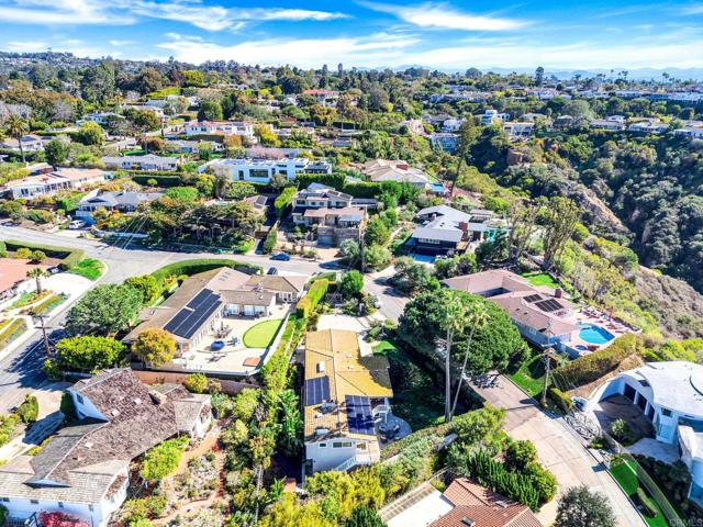 6130 Terryhill Drive, La Jolla CA: https://media.crmls.org/mediaz/14f2b141-3d11-41a8-b724-c908a2374e53.jpg