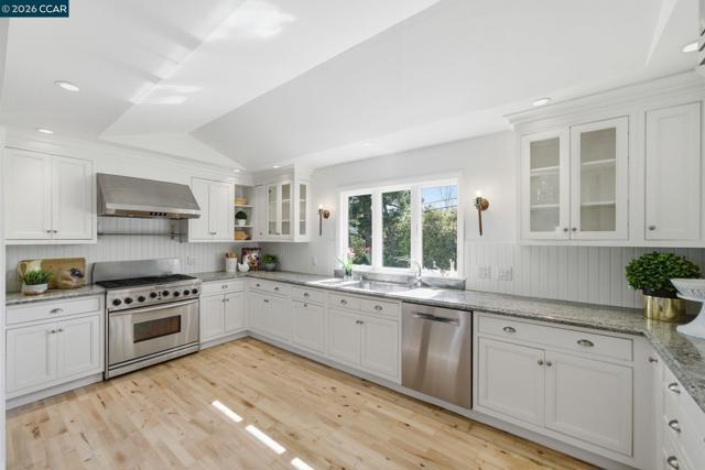 102 Hillcrest Dr, Orinda CA: https://media.crmls.org/mediaz/14f394c7-e8bd-469b-9290-50d921a6de4d.jpg