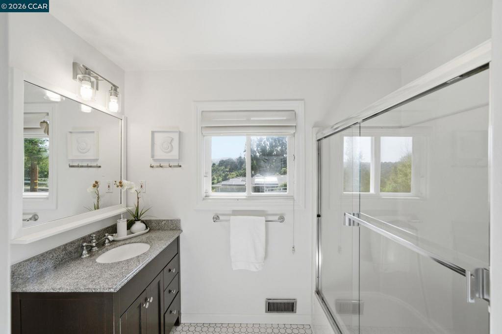 https://media.crmls.org/mediaz/14f3a8cf-38f3-42a6-8af5-0faf0c6bc692.jpg?preset=X-Large