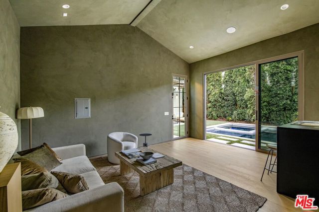 4209 Vantage Avenue, Studio City CA: https://media.crmls.org/mediaz/14f3f0dd-71cd-454d-9107-94161669e5f5.jpg