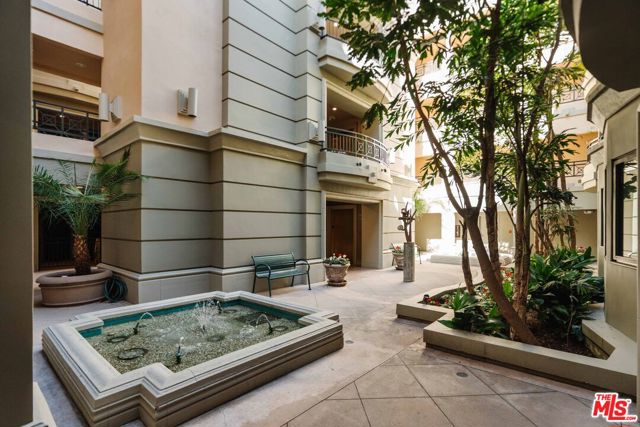 12218 Montana Avenue, Los Angeles CA: https://media.crmls.org/mediaz/14f40987-6a50-4b26-97d5-6b6b98234ace.jpg