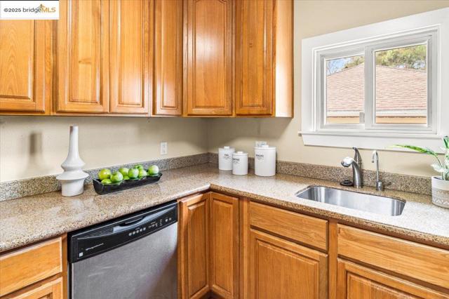3058 Berlin Way, Oakland CA: https://media.crmls.org/mediaz/14f430e5-b867-4acf-b3f1-22d684bded4e.jpg