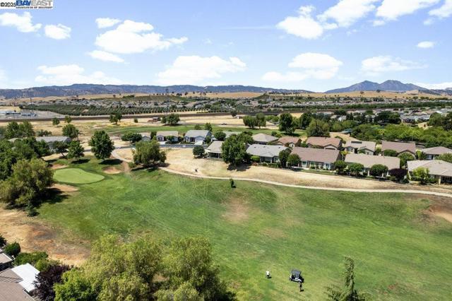 1123 Burghley Ln, Brentwood CA: https://media.crmls.org/mediaz/14f47e84-5713-484b-8146-b54d146049b4.jpg