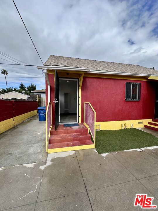 523 1/2 W 56th Street, Los Angeles CA: https://media.crmls.org/mediaz/14f49839-5f73-4792-8a1b-b5bacb6091c0.jpg