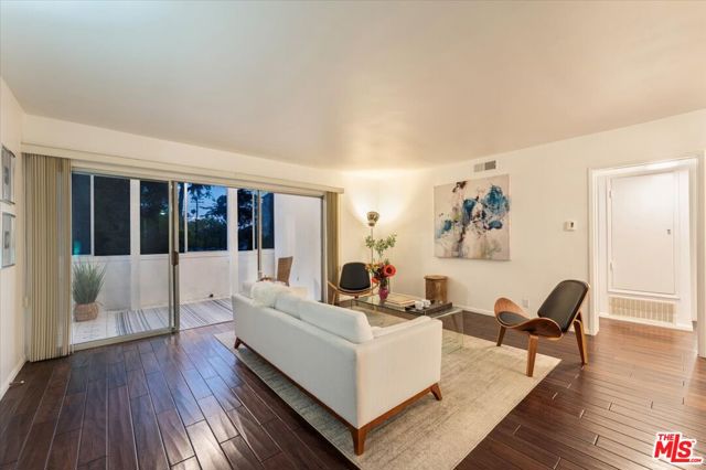 1101 Lincoln Boulevard, Santa Monica CA: https://media.crmls.org/mediaz/14f5109a-97b9-46bc-bb6a-da273ae08585.jpg