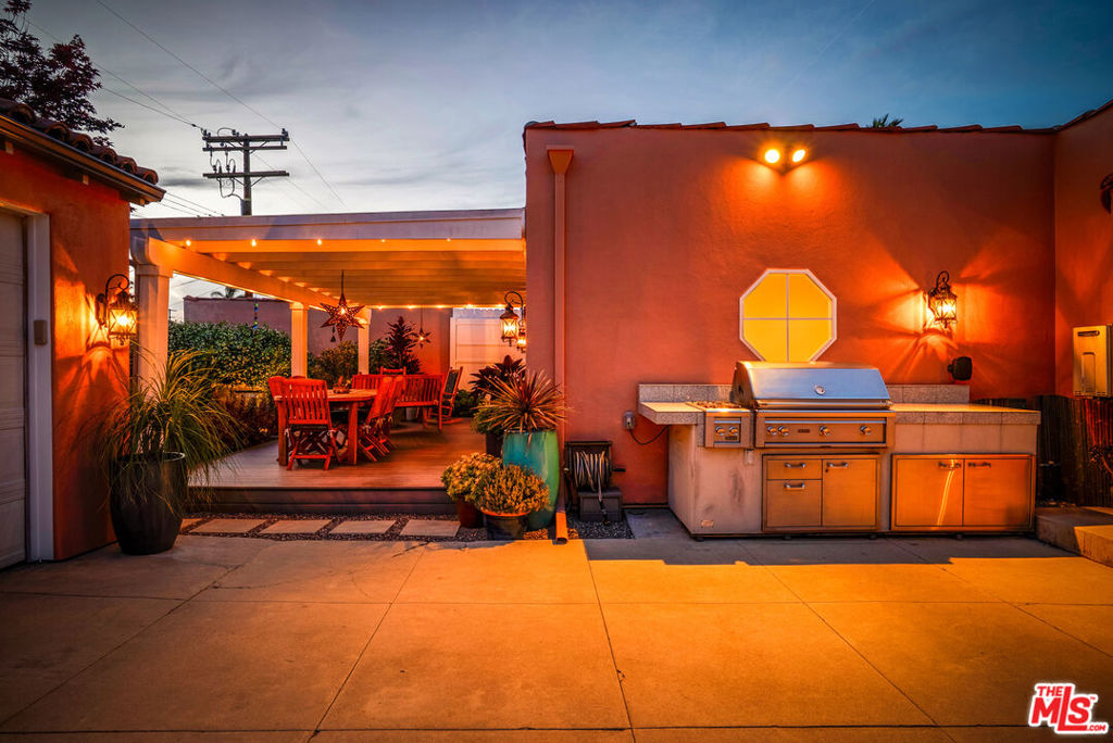 https://media.crmls.org/mediaz/14f65d97-f0a9-4425-816a-af37de24cacd.jpg?preset=X-Large