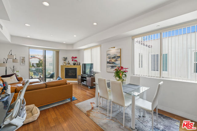 819 HOLT Avenue, Los Angeles CA: https://media.crmls.org/mediaz/14f8981e-5030-4d53-94d5-f5577412f5c9.jpg