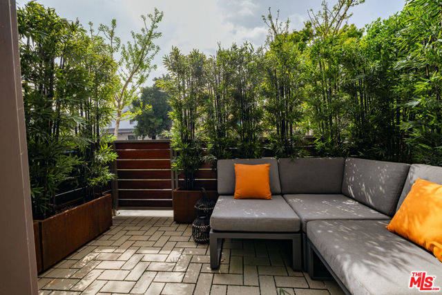 1246 1/2 Gordon Street, Los Angeles CA: https://media.crmls.org/mediaz/14f8da4a-bea4-4ee9-9a86-fec55a4cd344.jpg