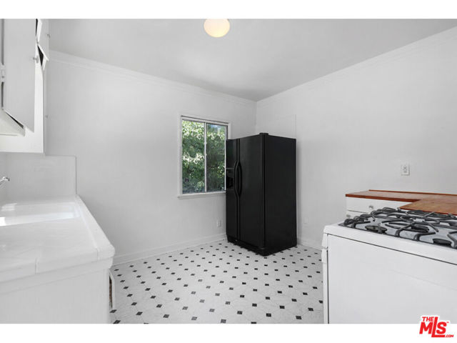 975 Lucile Avenue, Los Angeles CA: https://media.crmls.org/mediaz/14fab3dc-5f95-4647-9bac-f0f373295142.jpg