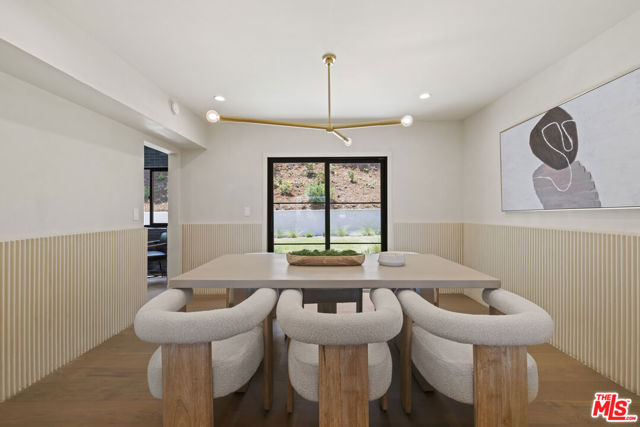 11268 Dona Lola Drive, Studio City CA: https://media.crmls.org/mediaz/14fb2371-e529-45d2-94a9-f7017633e173.jpg