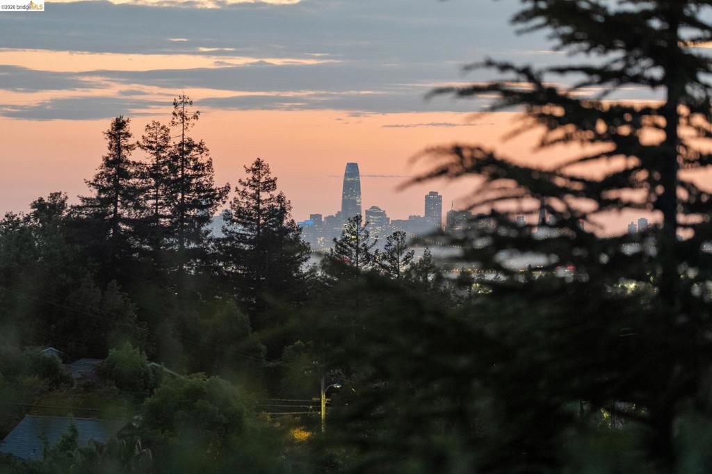 https://media.crmls.org/mediaz/14fb39bb-2887-4c0b-968b-70cd61d704a4.jpg?preset=X-Large