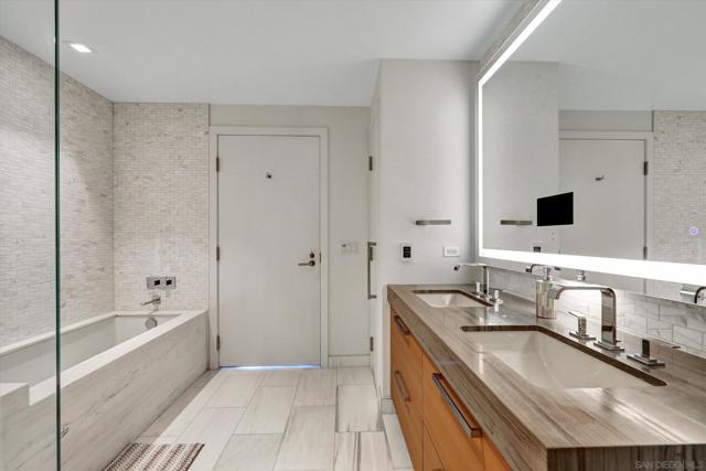 888 W E St, San Diego CA: https://media.crmls.org/mediaz/14fbbbbb-5b80-48a4-a38c-65e37312affa.jpg