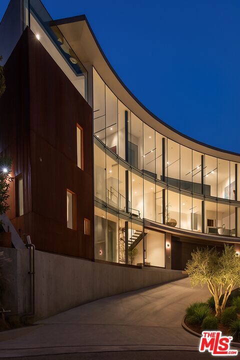 9277 Thrush Way, Los Angeles CA: https://media.crmls.org/mediaz/14fbbc42-2e50-43fb-9382-2d4617569153.jpg