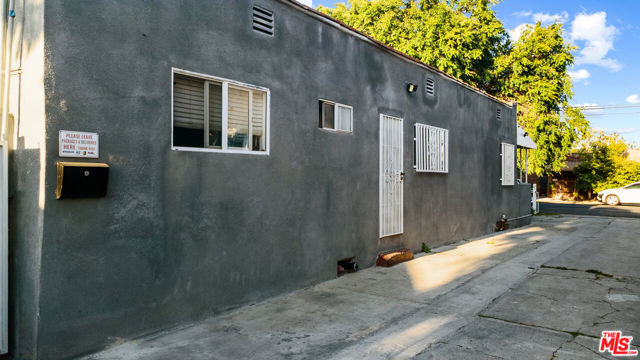 2205 S Burnside Avenue, Los Angeles CA: https://media.crmls.org/mediaz/14fbddc5-e020-4648-9929-b90320b968d2.jpg