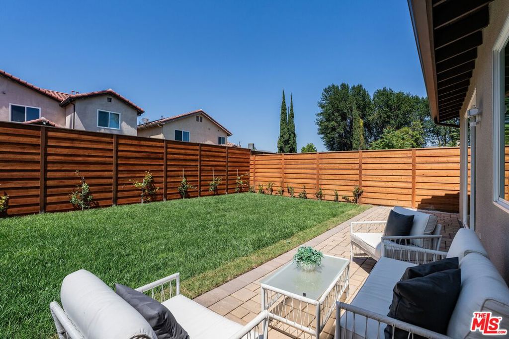 https://media.crmls.org/mediaz/14fbe476-3235-4d55-a242-83d745197830.jpg?preset=X-Large