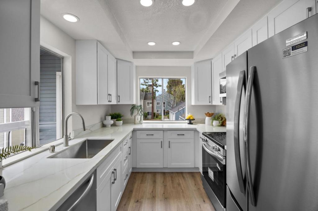 https://media.crmls.org/mediaz/14fc52c0-1e3b-477a-ad52-1093dd0090bf.jpg?preset=X-Large