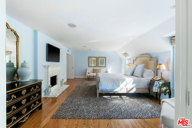 615 Trenton Drive, Beverly Hills CA: https://media.crmls.org/mediaz/14fc5850-7886-4df1-a342-b254d1acabc9.jpg