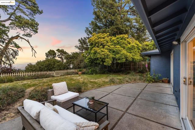 6824 Wilton Dr, Oakland CA: https://media.crmls.org/mediaz/14fd9f95-1600-4c72-8b91-9bb556ec4600.jpg