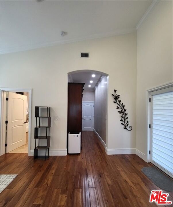 4956 Doman Avenue, Tarzana CA: https://media.crmls.org/mediaz/14fe44c4-b7e7-443d-9987-c63f45f39eaa.jpg